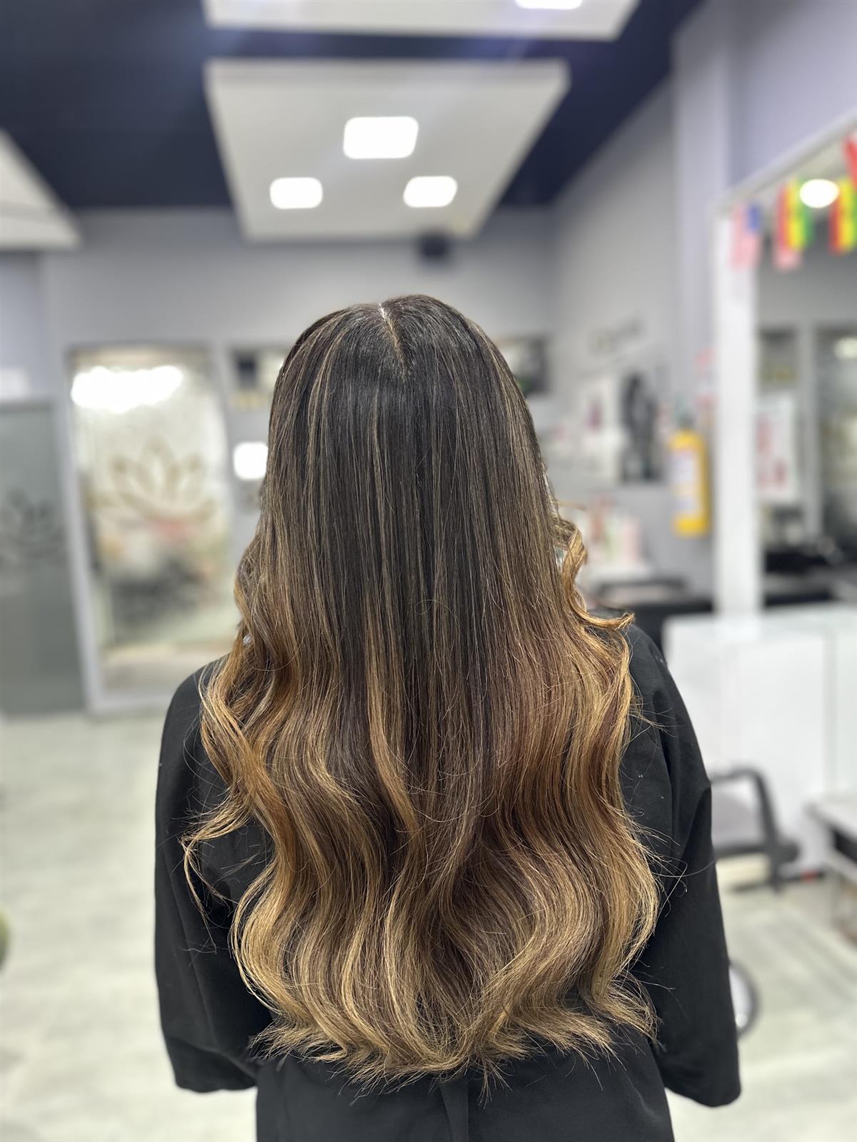 Balayage visto de espaldas dentro del salón