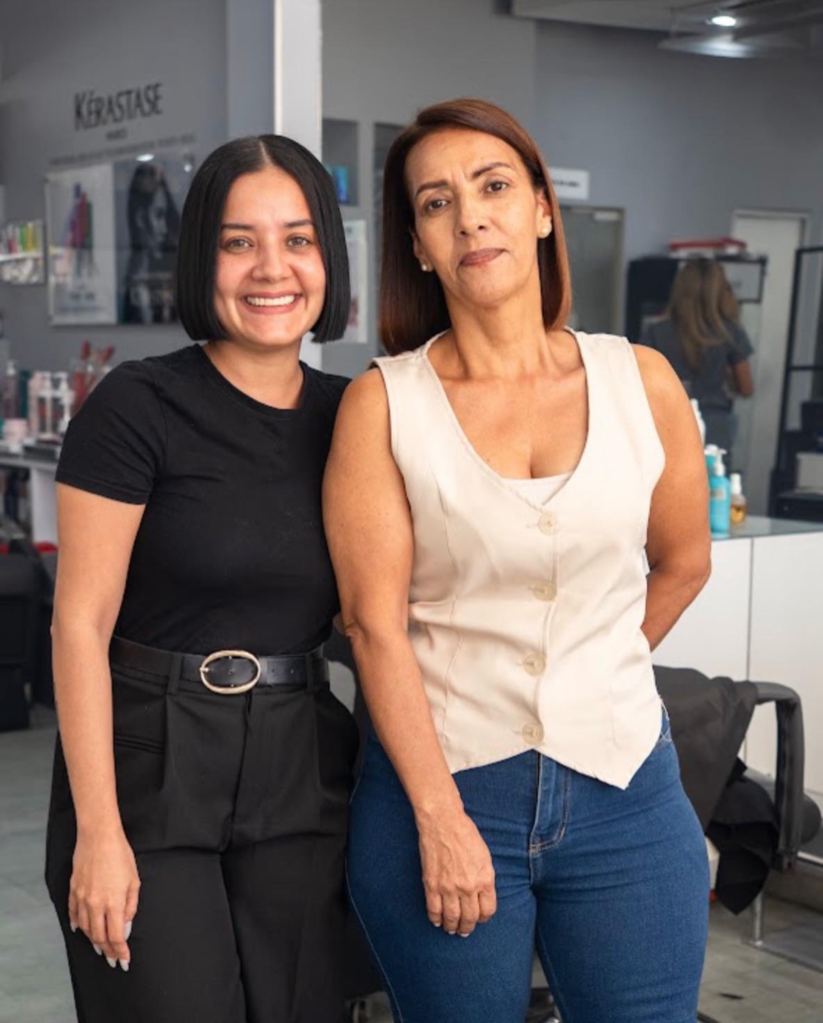 Dos clientas juntas en el salón con estilos distintos