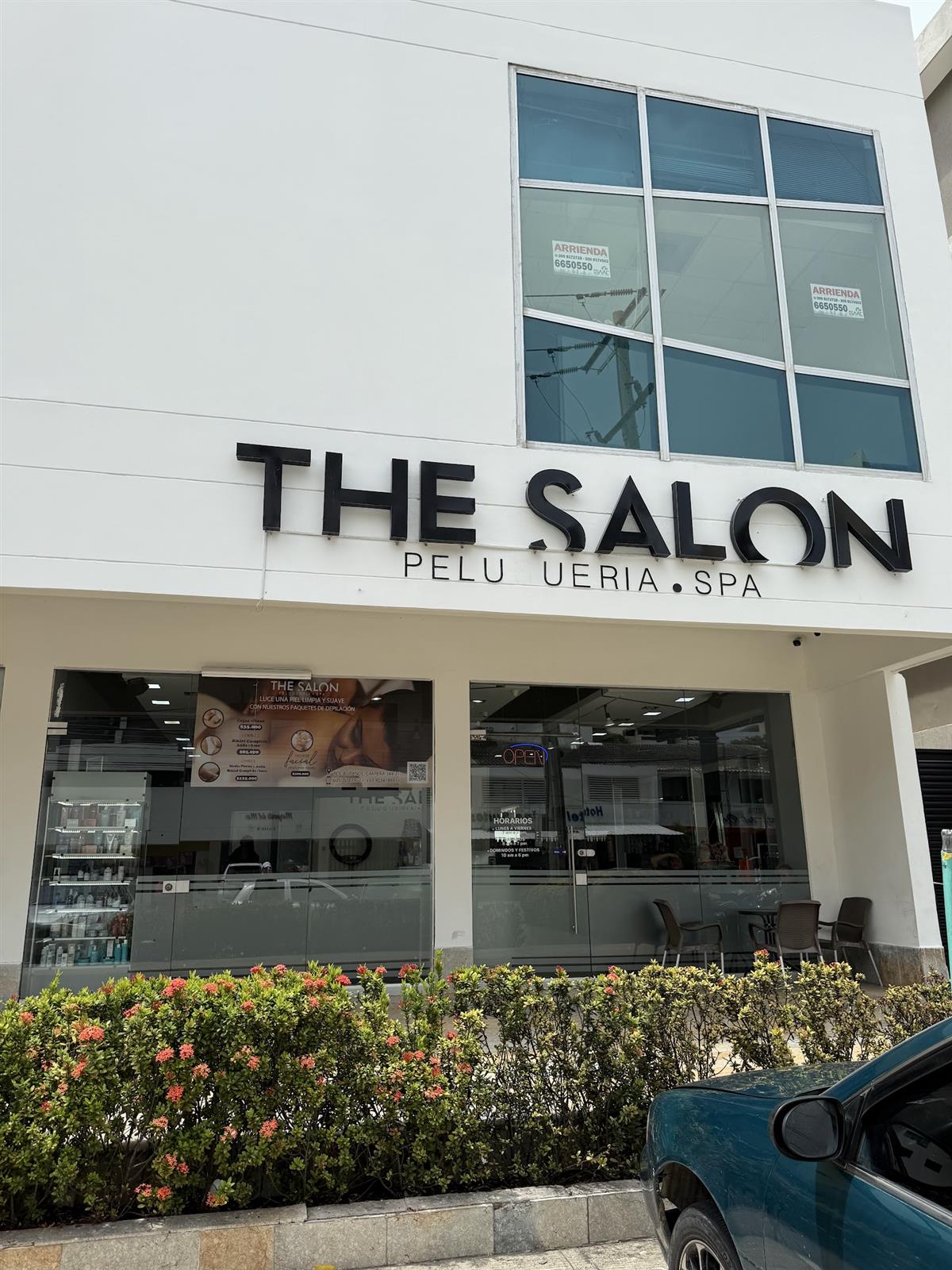 Fachada de The Salon en Bocagrande con su letrero
