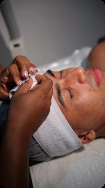 Facial en cabina con toalla y mascarilla