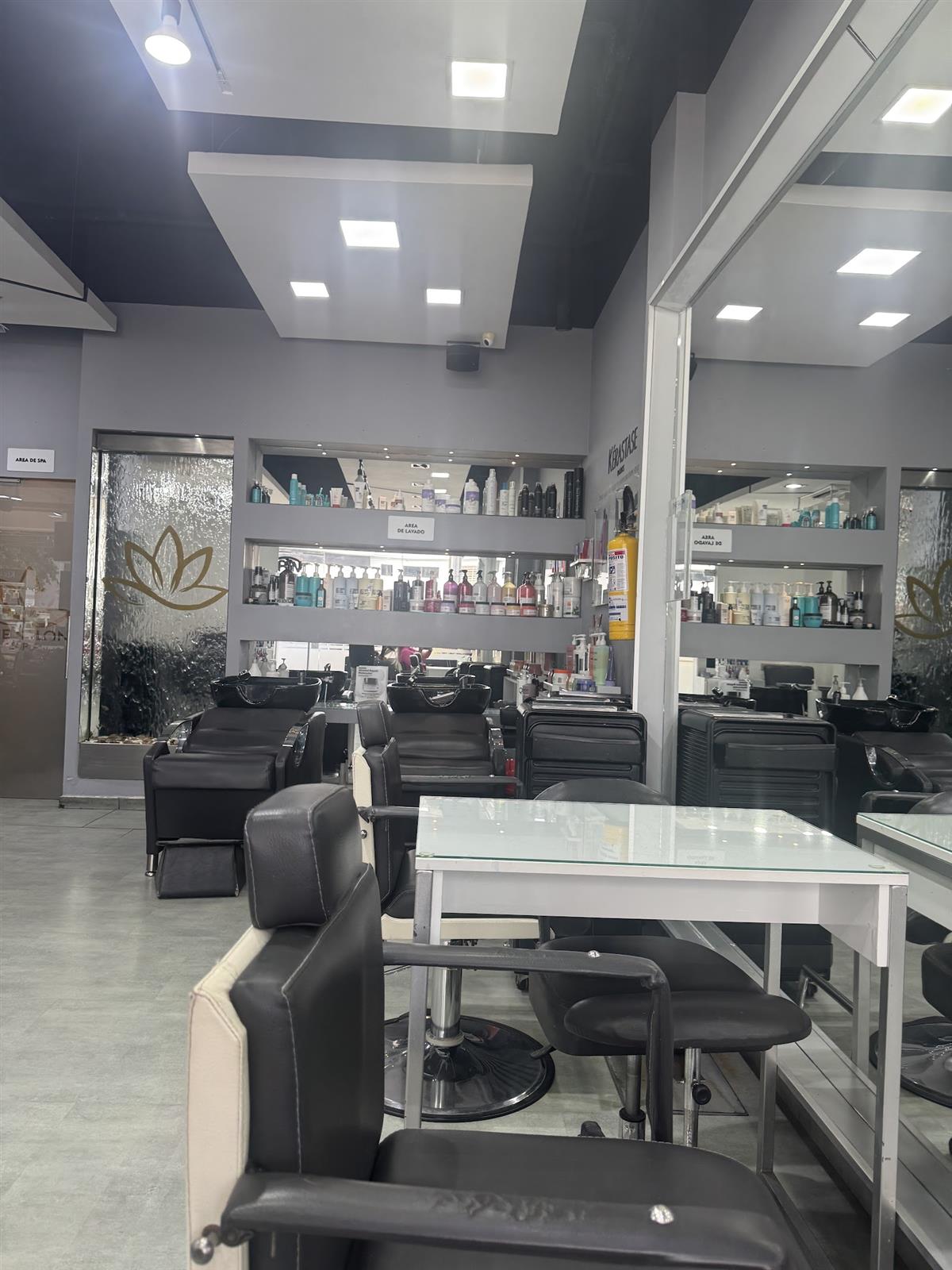Interior del salón con sus puestos y espejos