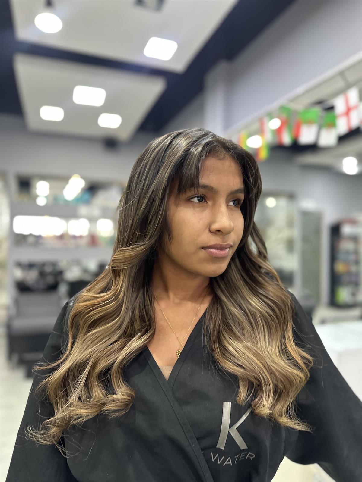 Clienta con ondas y balayage luminoso
