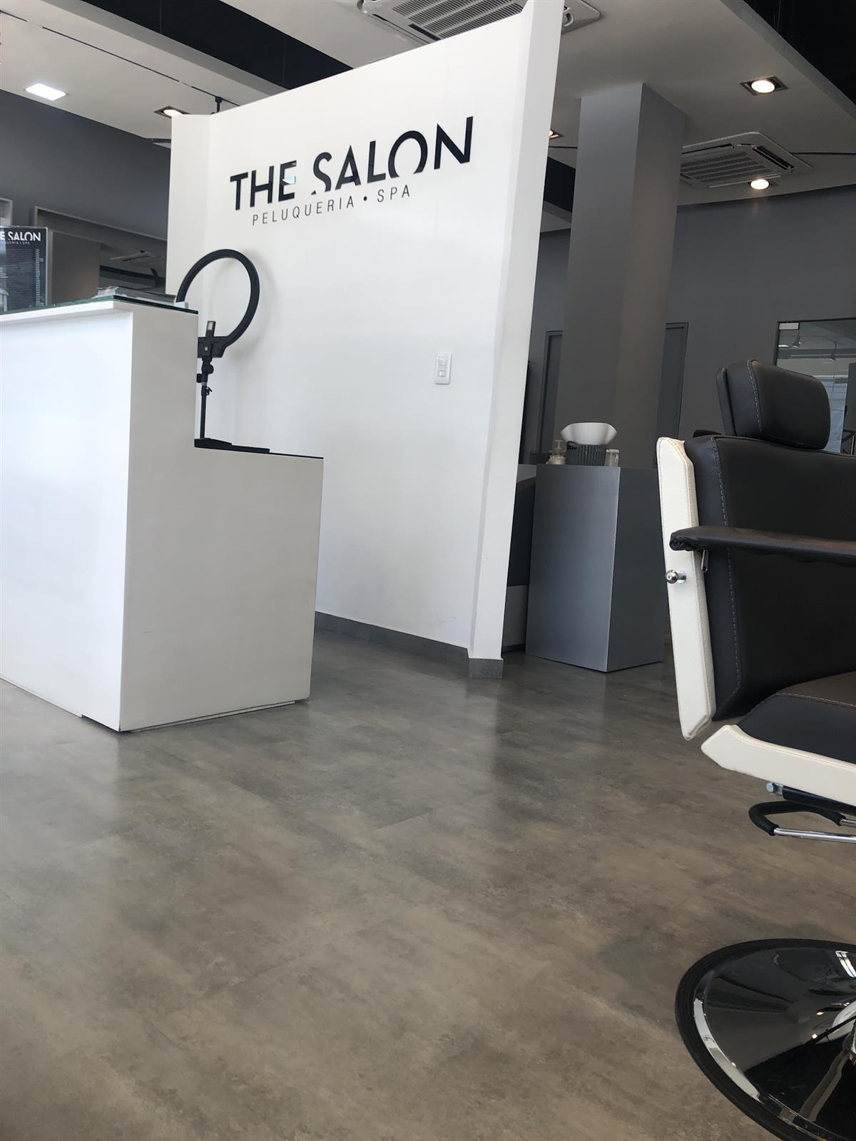 Recepción blanca de The Salon con el logo