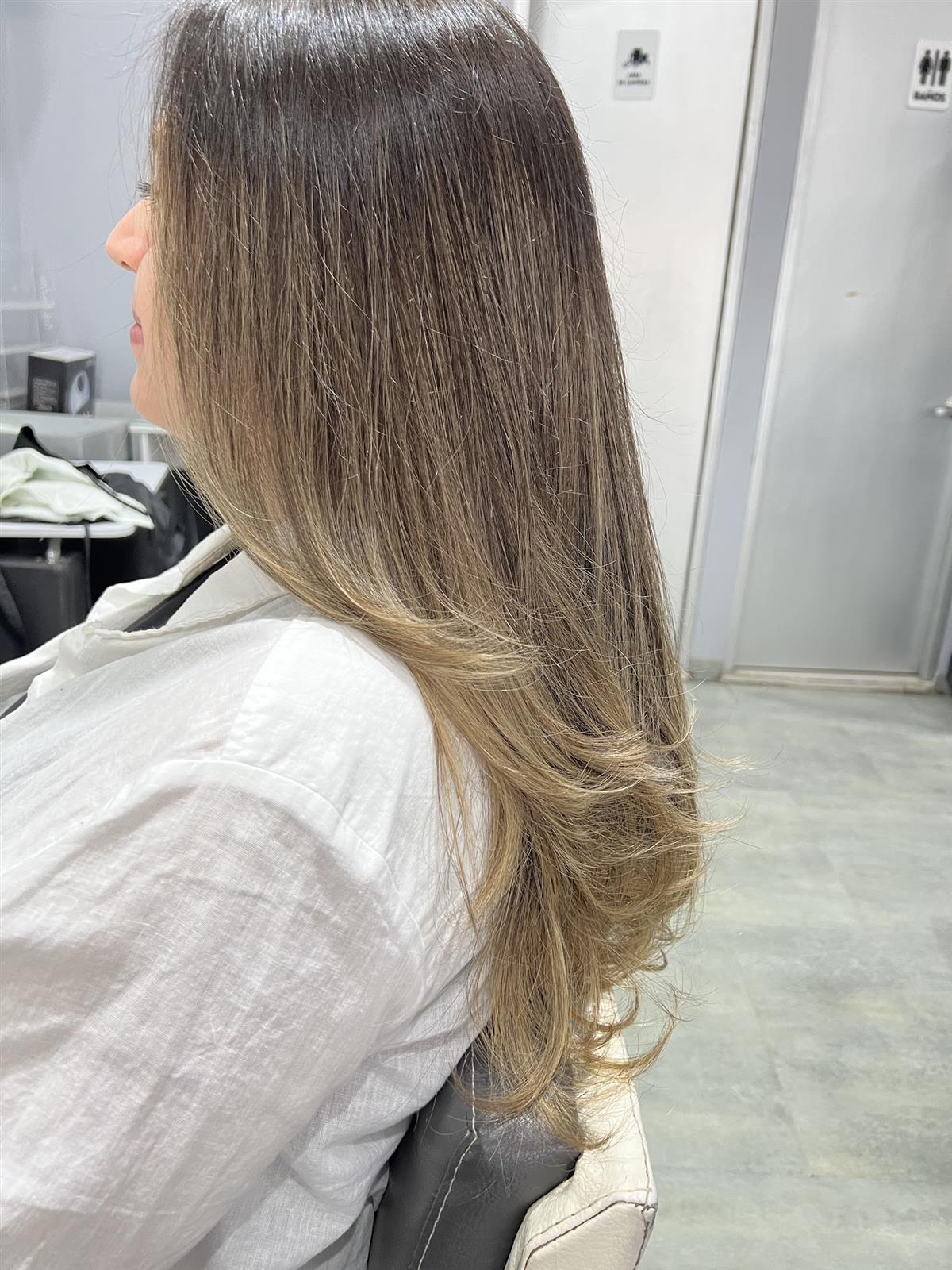 Cabello largo y pulido de perfil