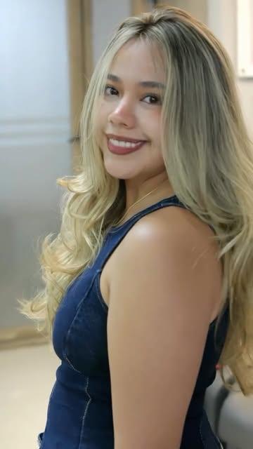 Clienta sonriente con rubio largo