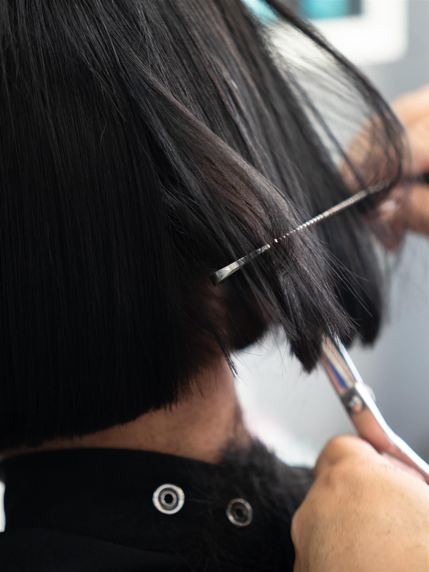 Tijera definiendo la línea de un corte bob